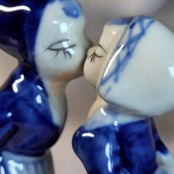 Collectible Mini Vintage Delft Blue Holland Kissing Girl and Boy Figurine - Picture 7 of 7
